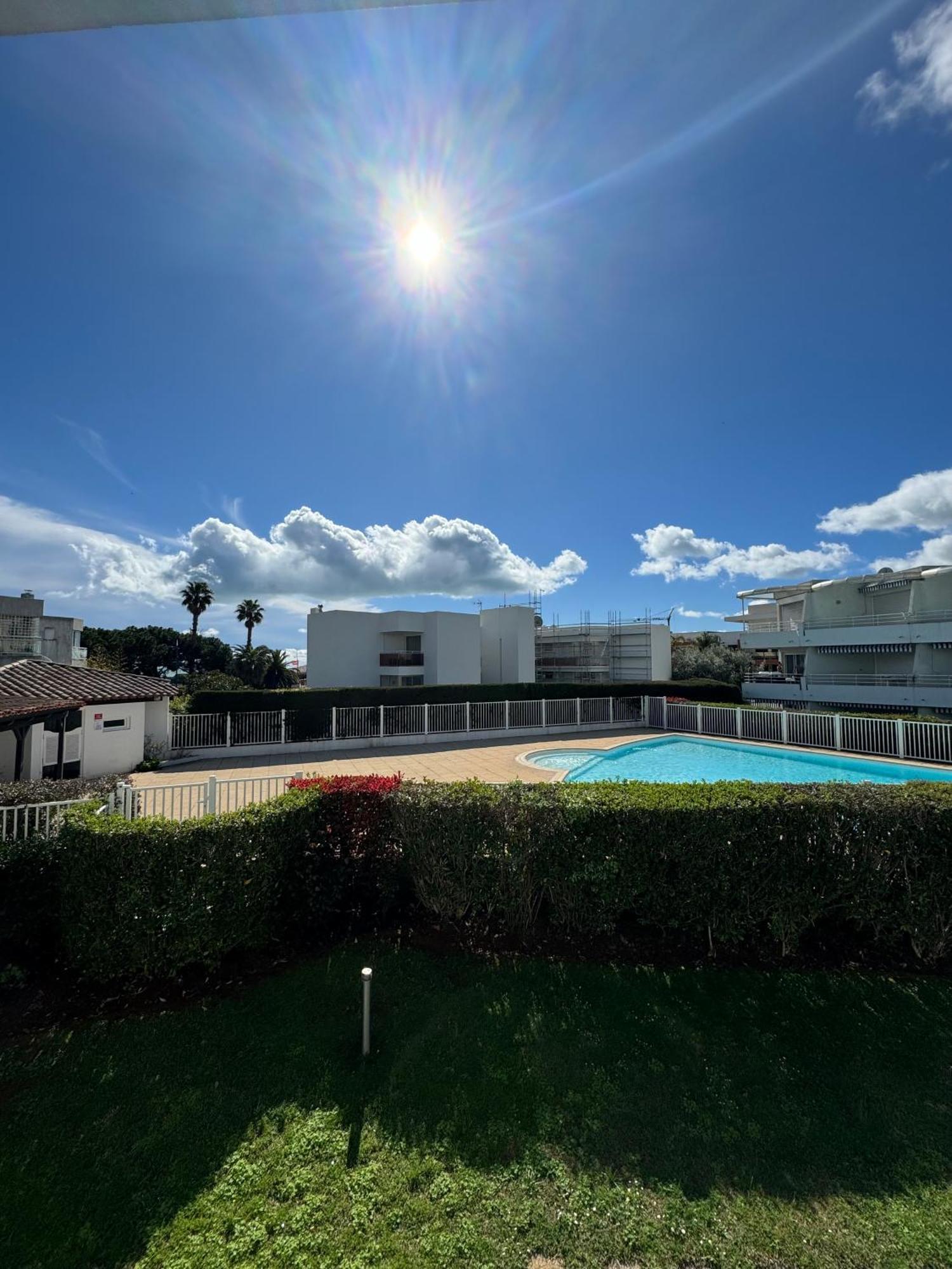 Appartemment Vue Mer Et Piscine Villeneuve-Loubet Dış mekan fotoğraf